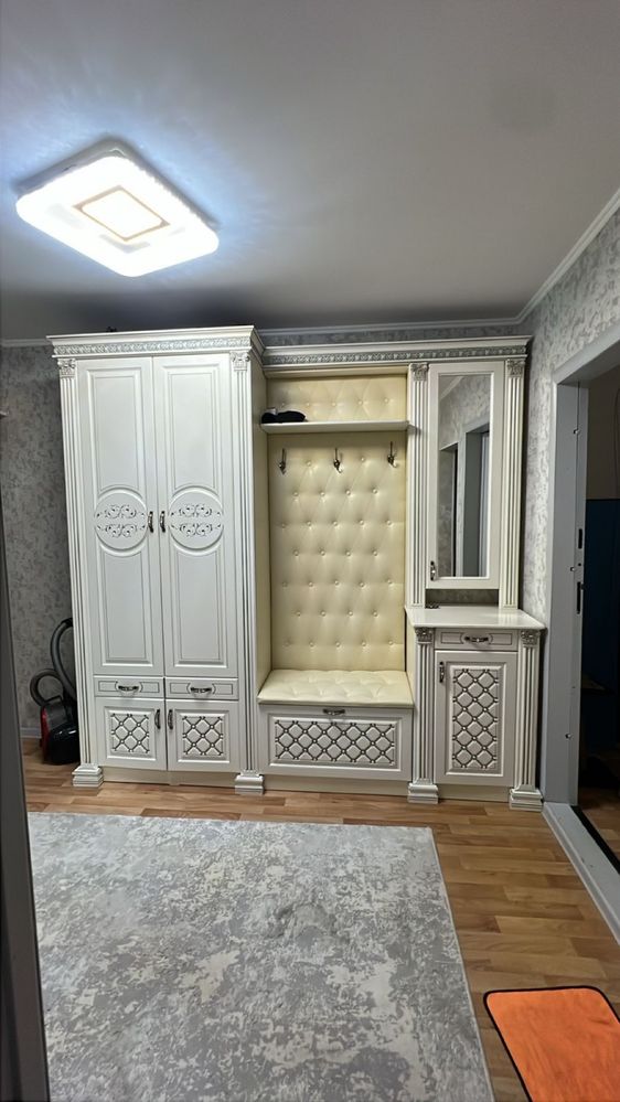 Продам универсальный шкаф в прихожую