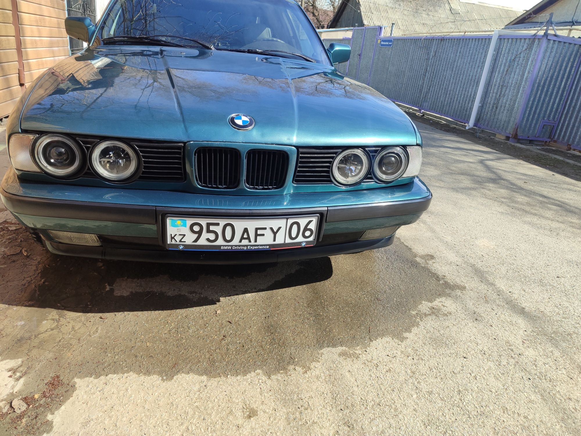 Автомобиль БМВ е 34