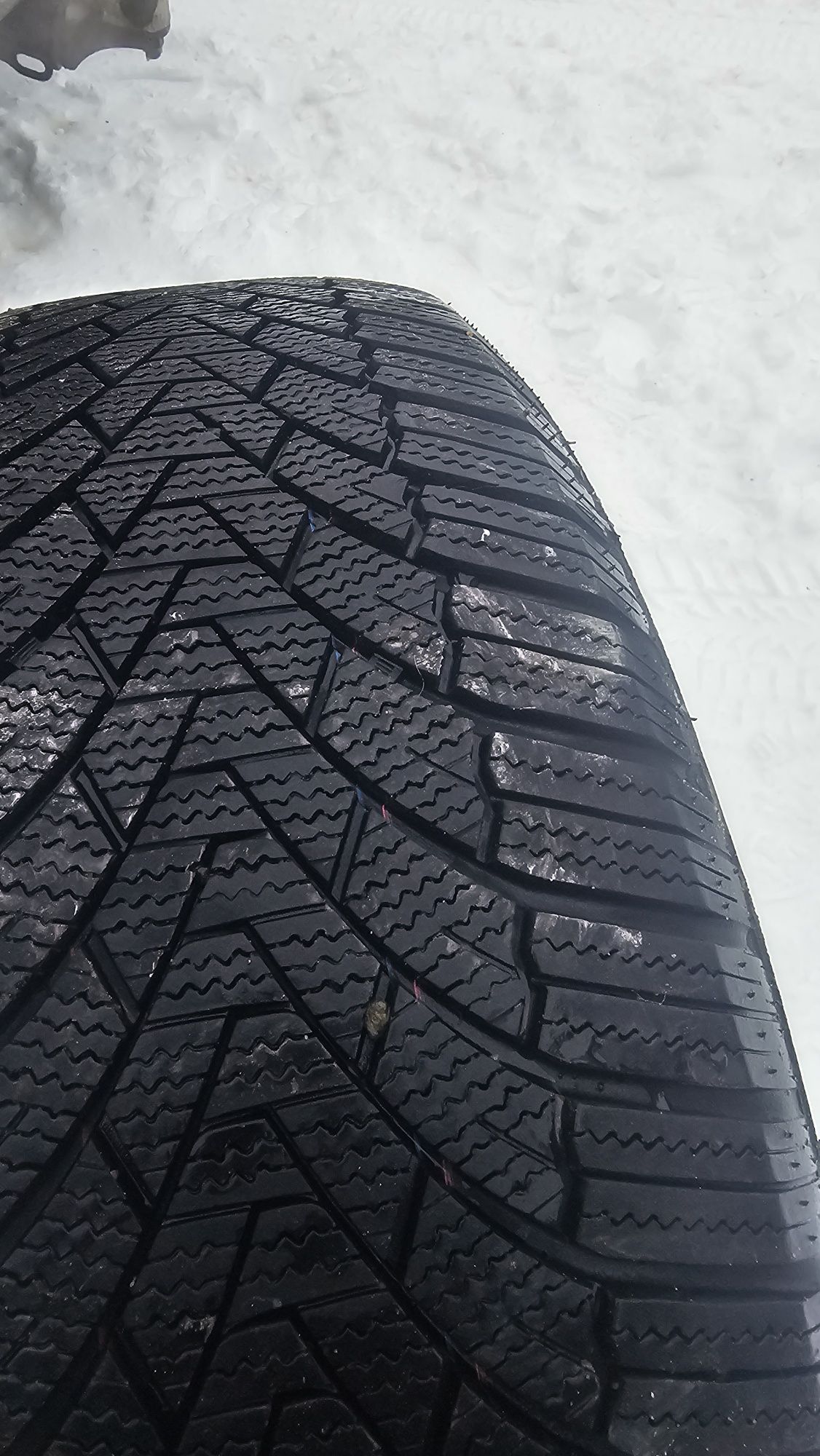 Продам шины зимние лепучки 245/50/20