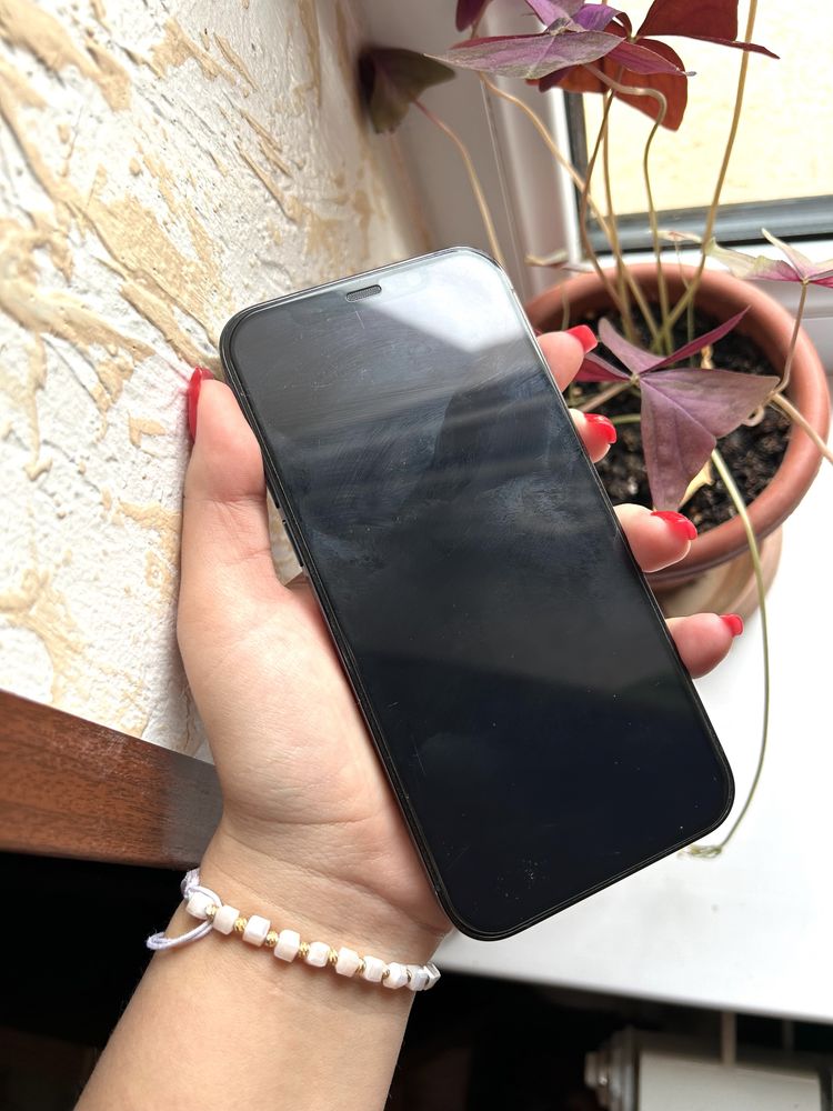 iPhone 12 pro телефон