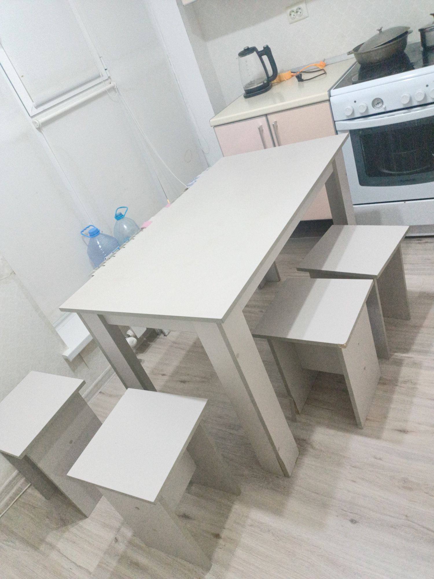 Продам комод, шкаф , стол  , кухню