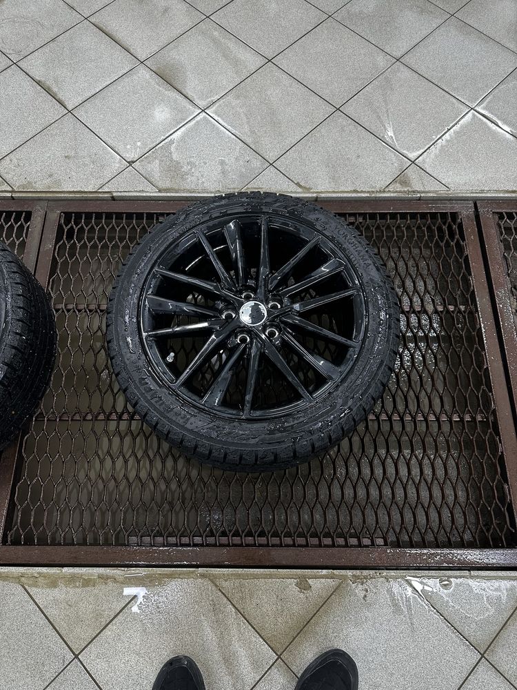 Продам резину с дисками годовалая липучка YOKOHAMA 235/45 R18