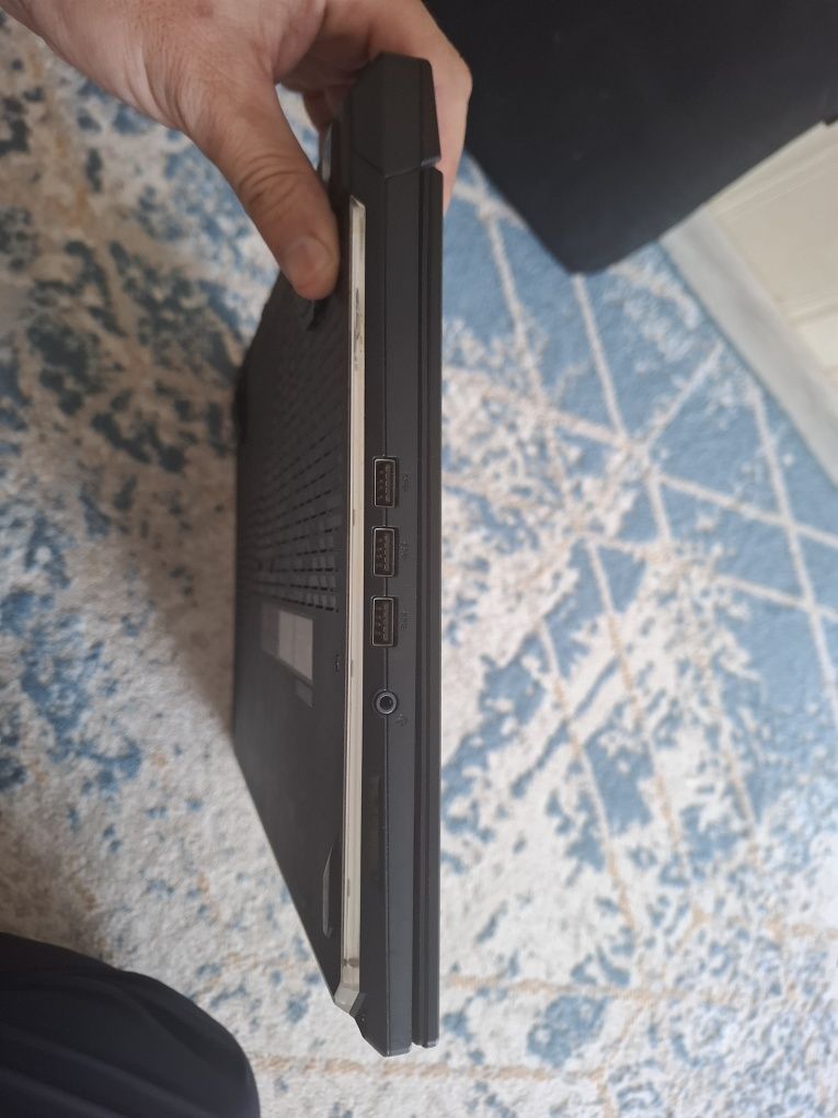 Продам игровой ноутбук Асус fog strix в отличном состояний