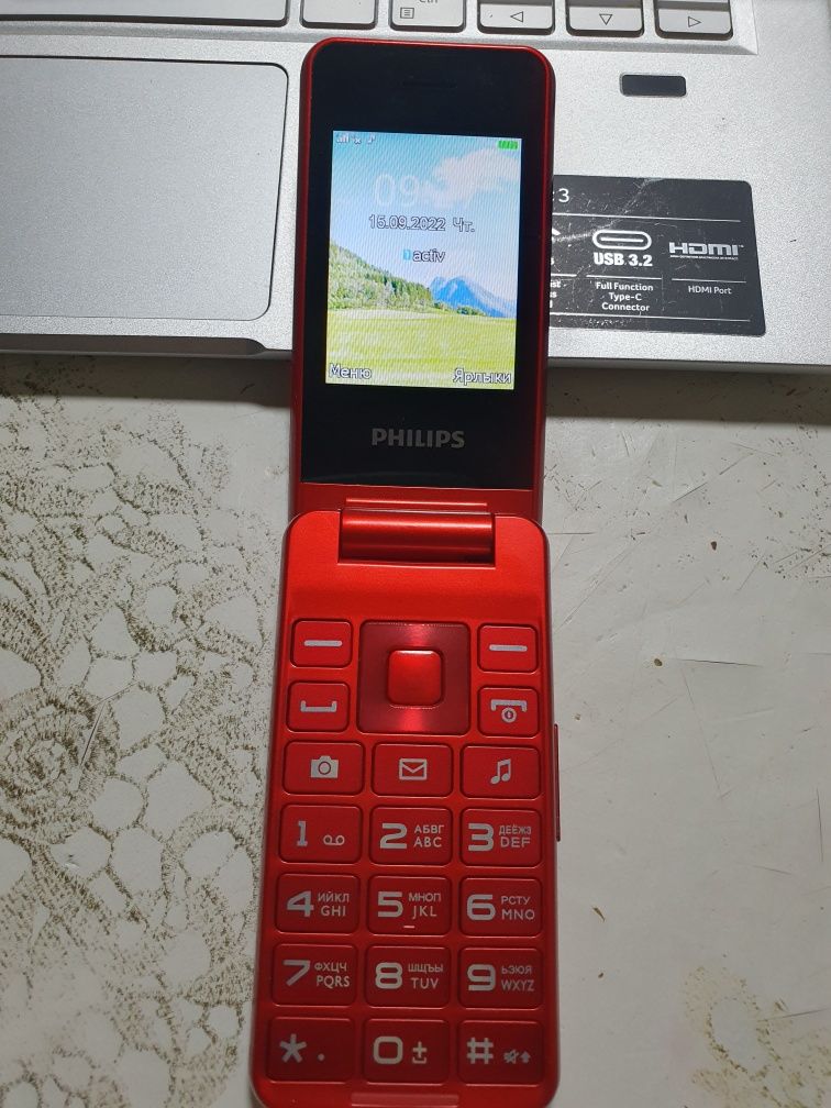 Philips E2601 выполнен в раскладном форм-факторе