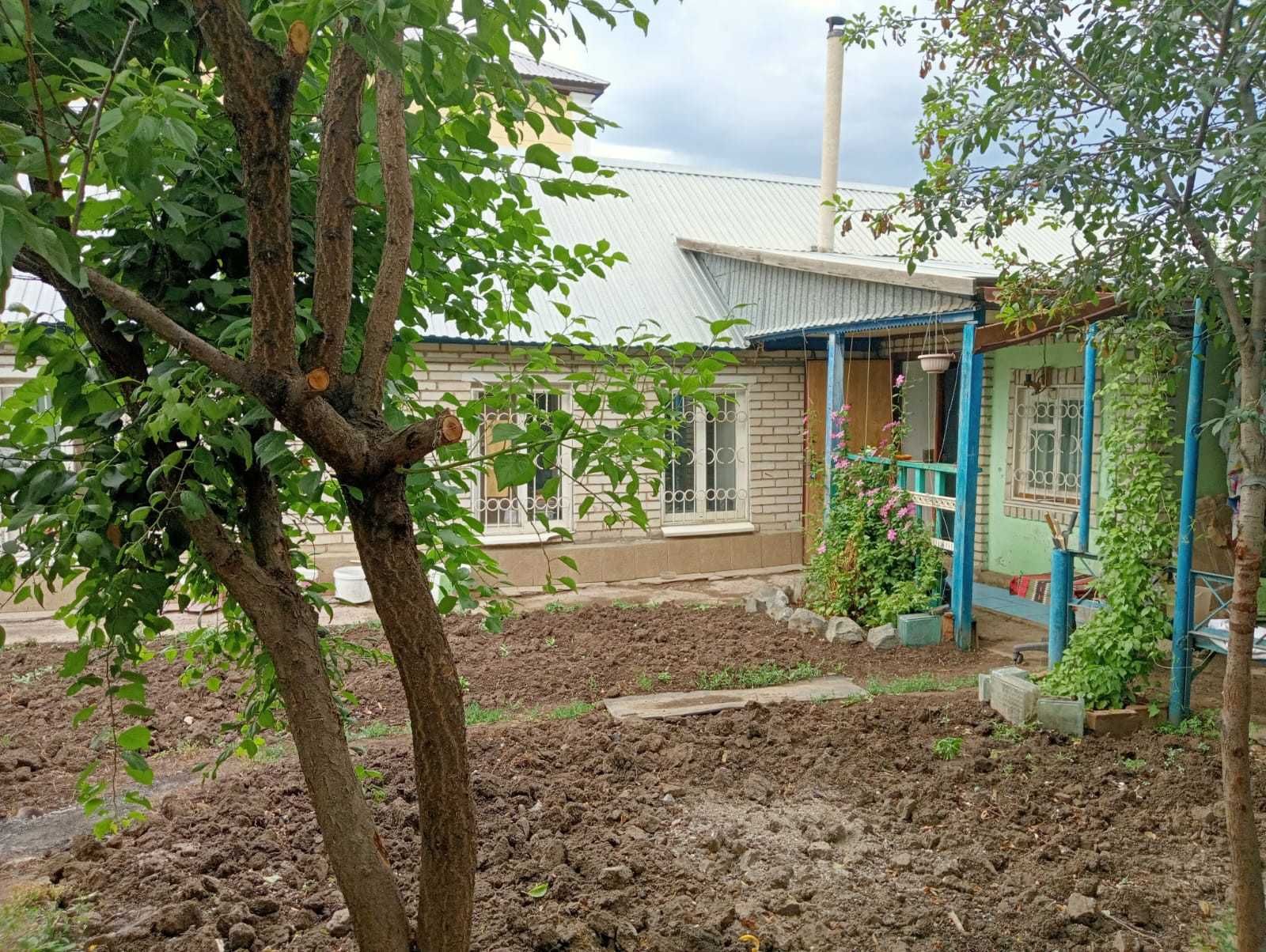 В р-не Омеги продается 2 дома на одном участке