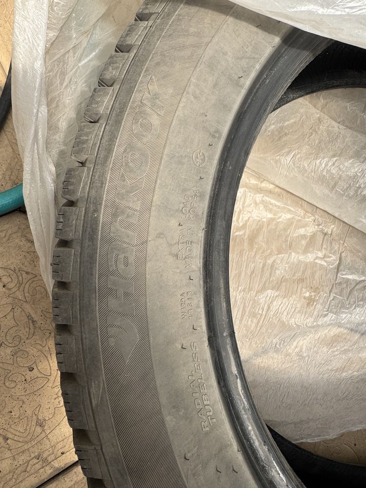 Продам зимние шипованные шины 4 штук Hankook 235/55/R19.