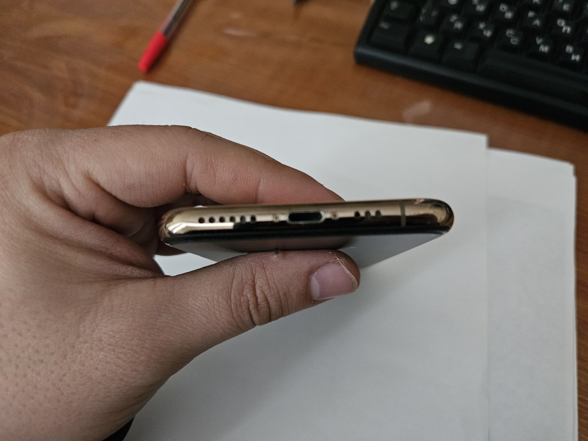 Продам Iphone XS