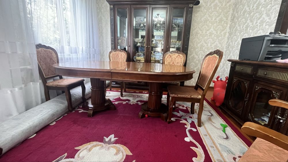 Продам стол со стульями.