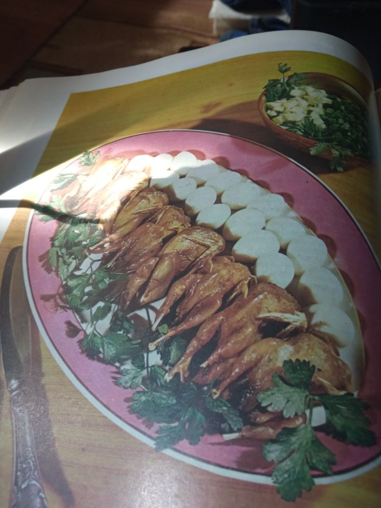 Книга о вкусной и здоровой пище и атлас автомобильных дорог
