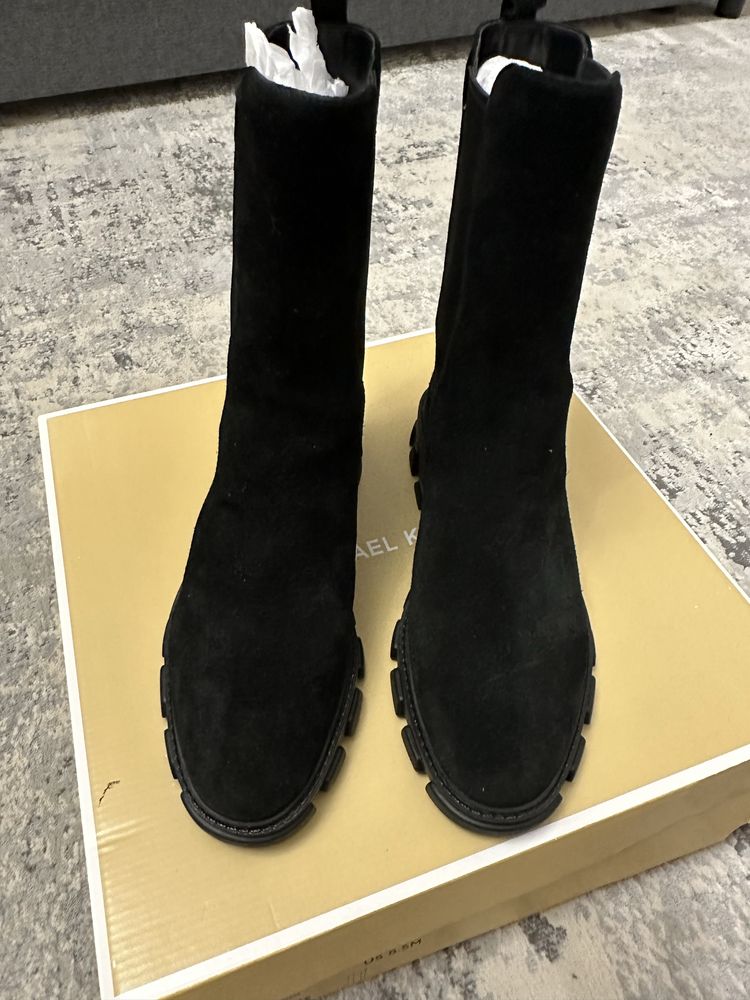 Продам новые замшевые сапоги от Michael Kors