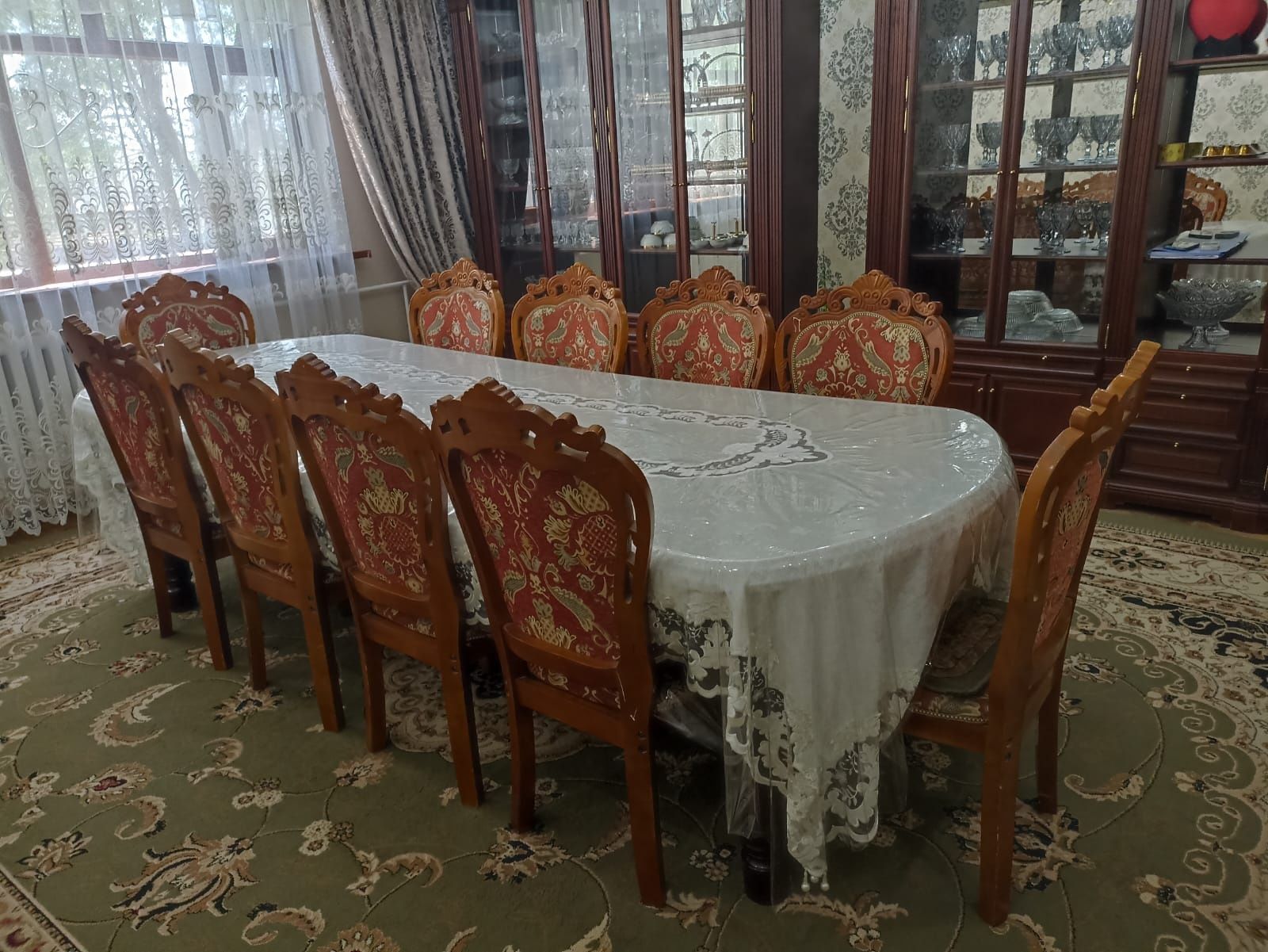 Продается стол со стульями