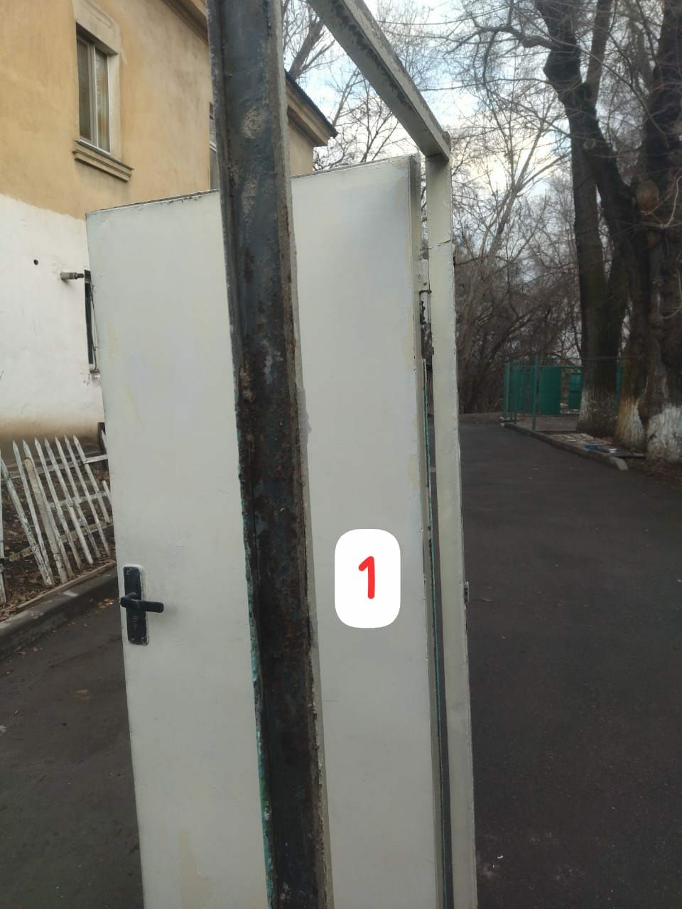Продам три  двери б/у ЧИТАТЬ ОПИСАНИЕ