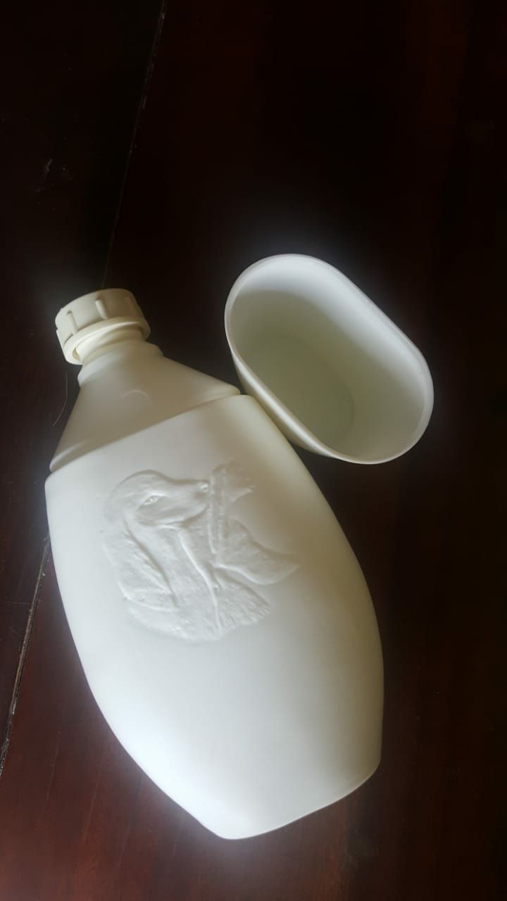 Белая бутылка пластиковая