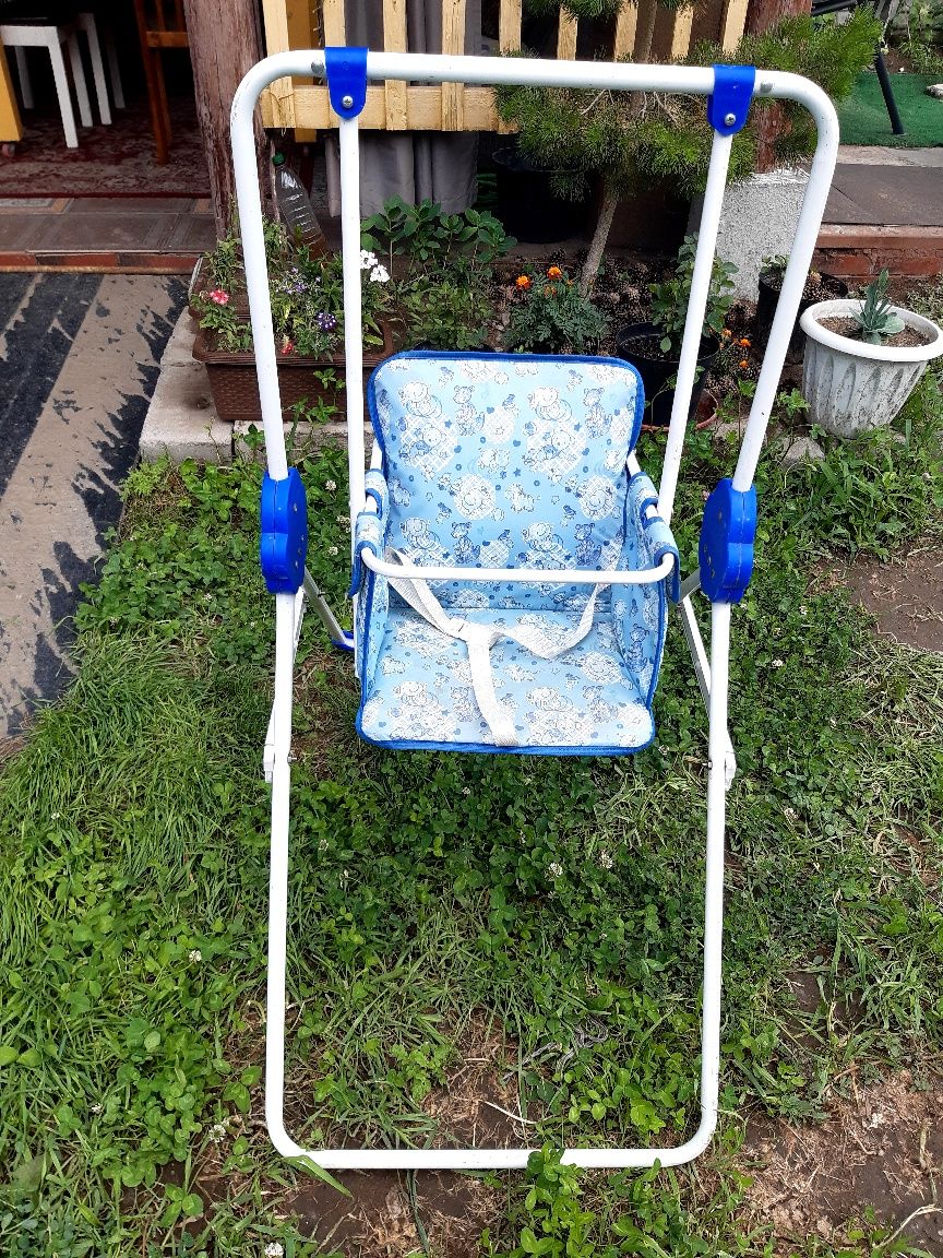 Продам качелю детскую