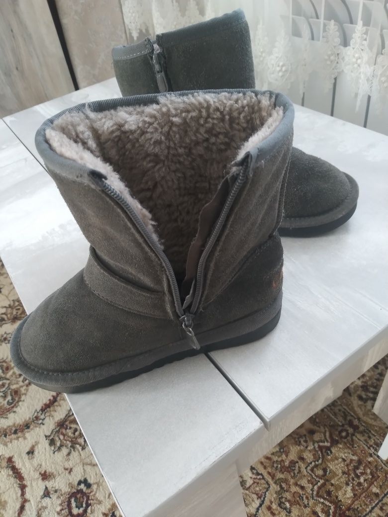 Продам зимние очень тёплые детские угги