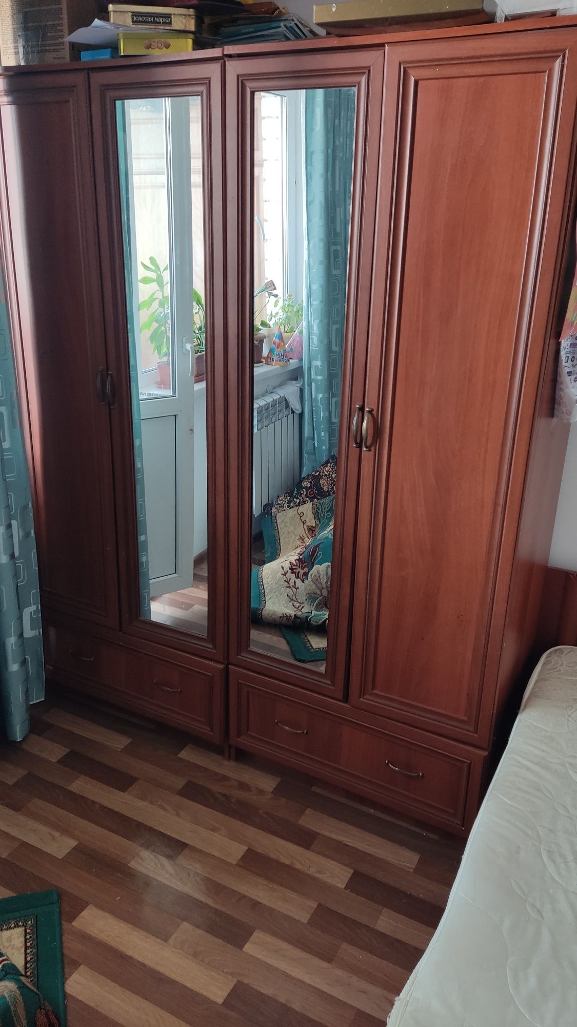 Продам шкаф, кровать с матрасом, тумбочки 2 штуки, комод с зеркалом.50