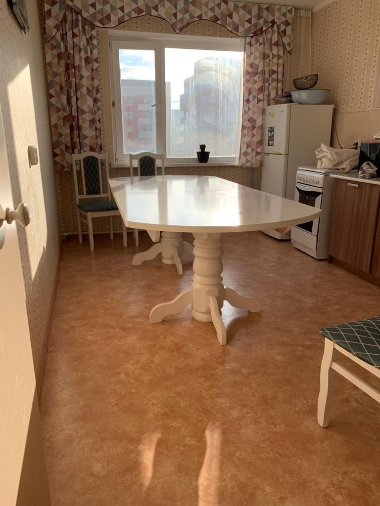 Продам стол раздвижной без стульев,белый размеры 300×110×70 белый
