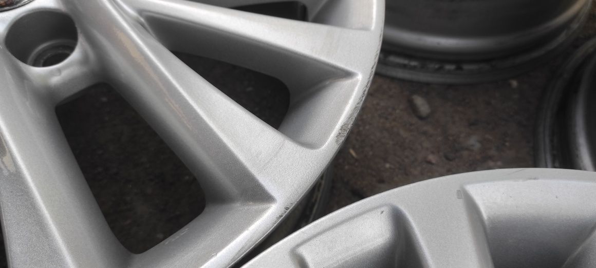 Комплект оригинальных дисков R17. Toyota Camry .