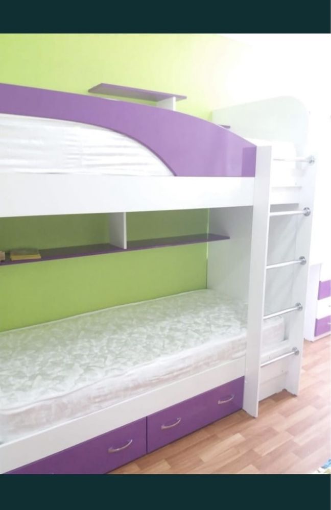 Продам 2-х ярусную кровать со столом и навесными ящиками в наборе
