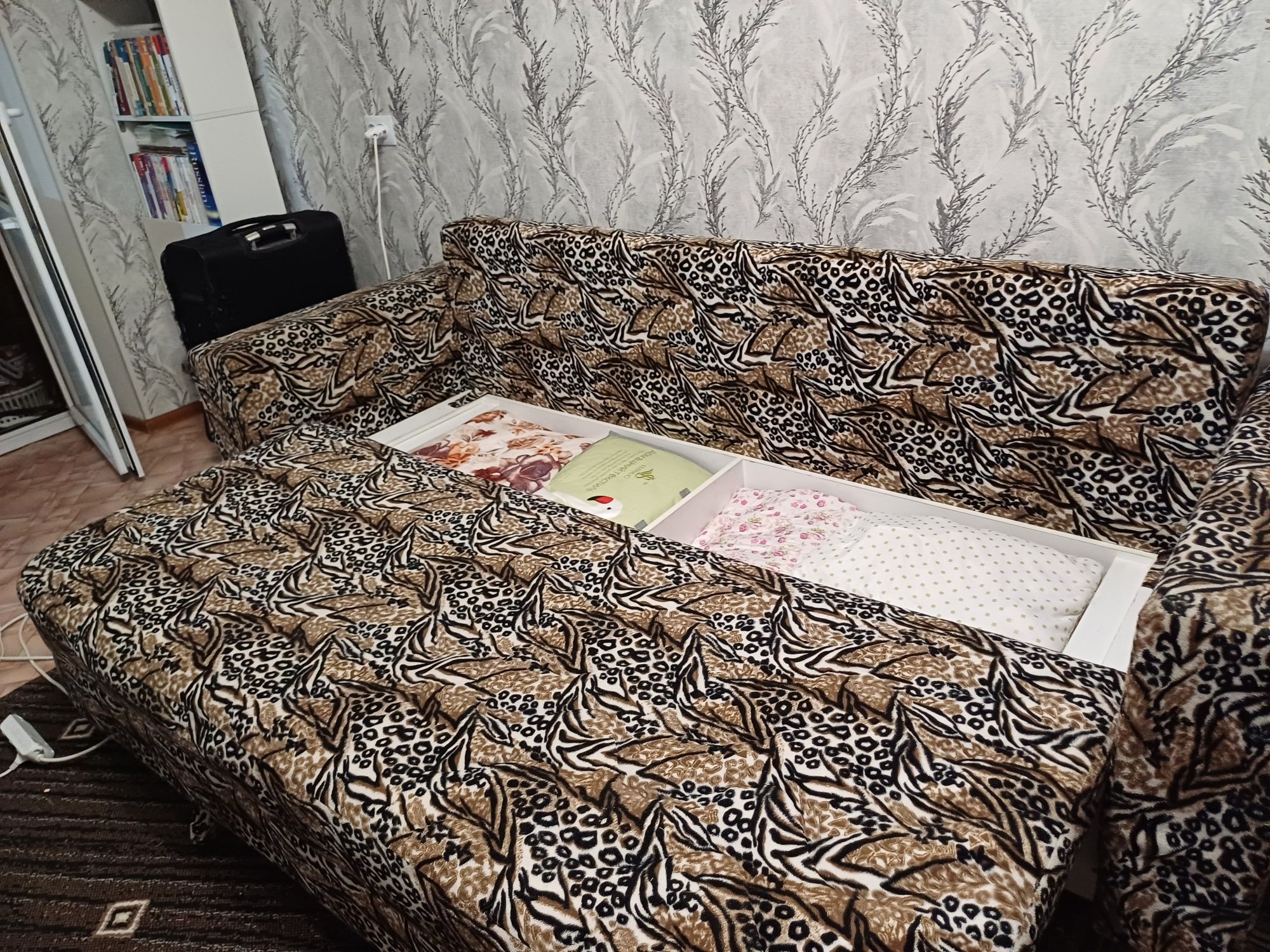 Продам диван срочно