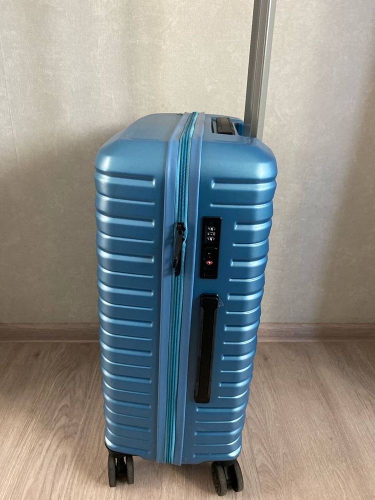 Продам чемодан новый