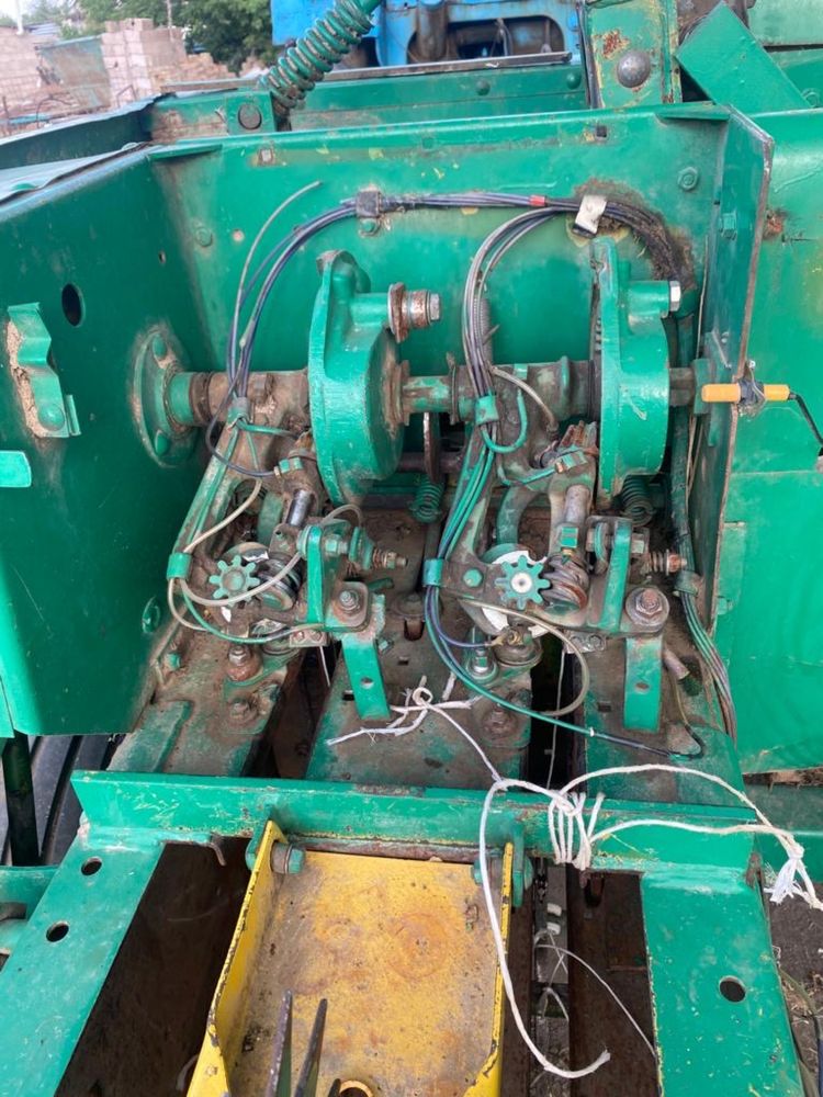 Трактор Мтз 80, пресс подборщик John Deere 456