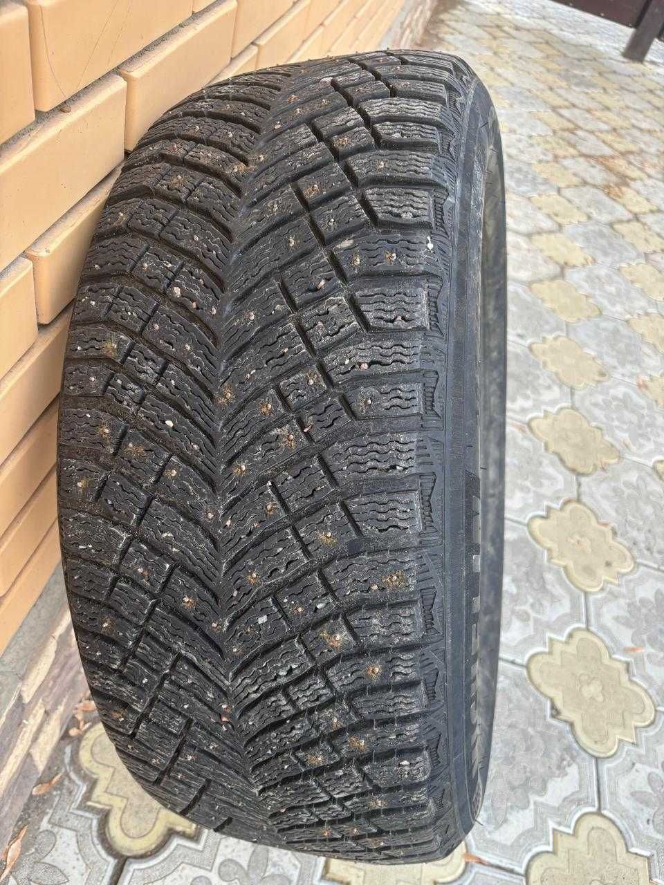 Шины марки "MICHELIN" 285/50/R20, зимние, шипованные.