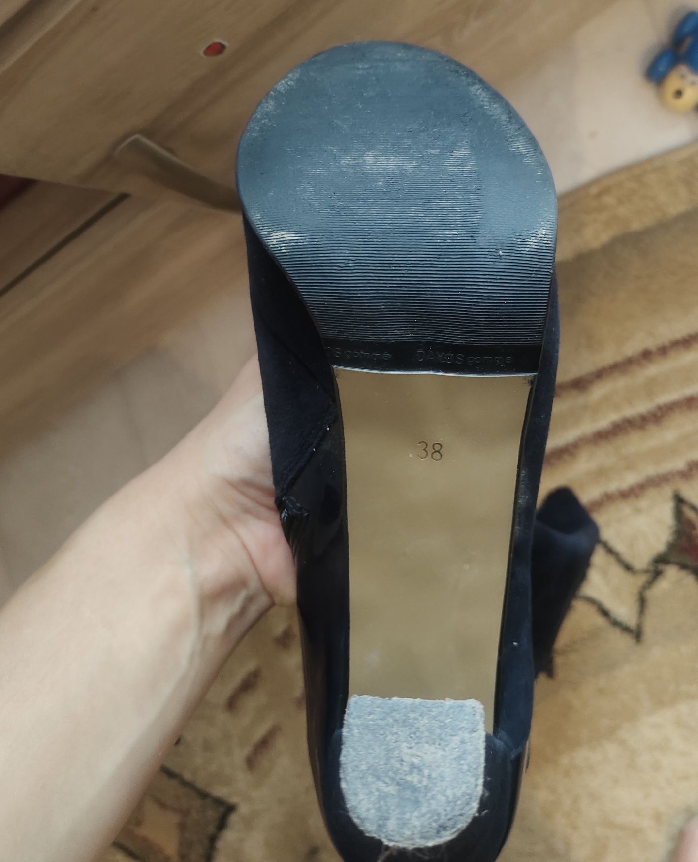 Срочно!Продам красивые сапожки на каблуке