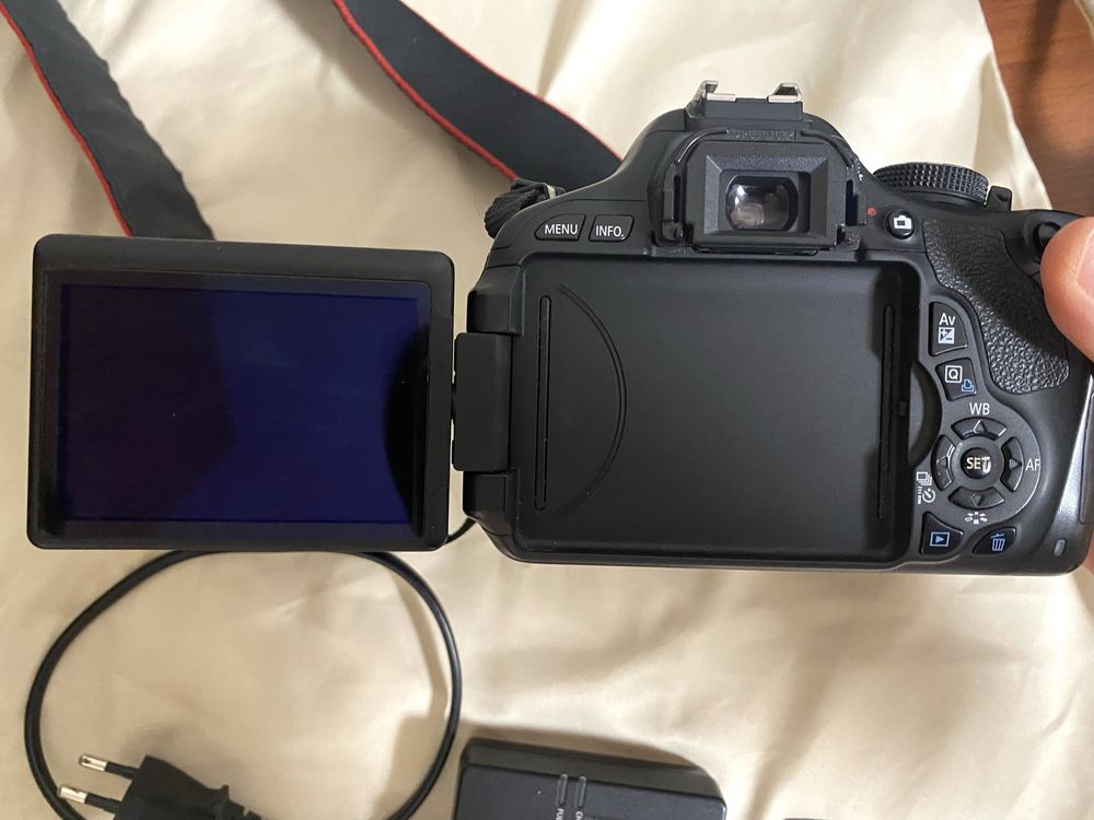 ПРОДАЮ ФОТОАППАРАТ Canon 600D с объективом 18-55мм