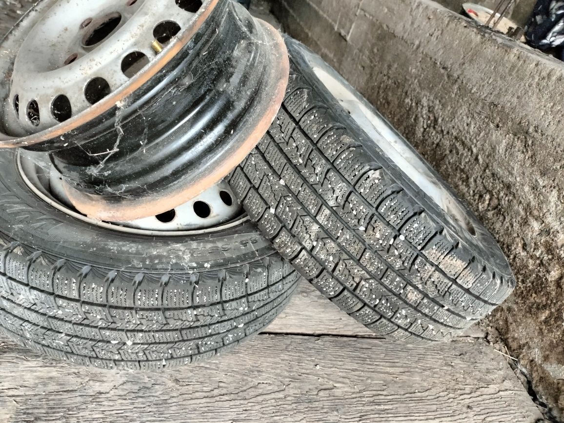 Зимние шины с дисками в отличном состоянии 185/65R14  2 шт