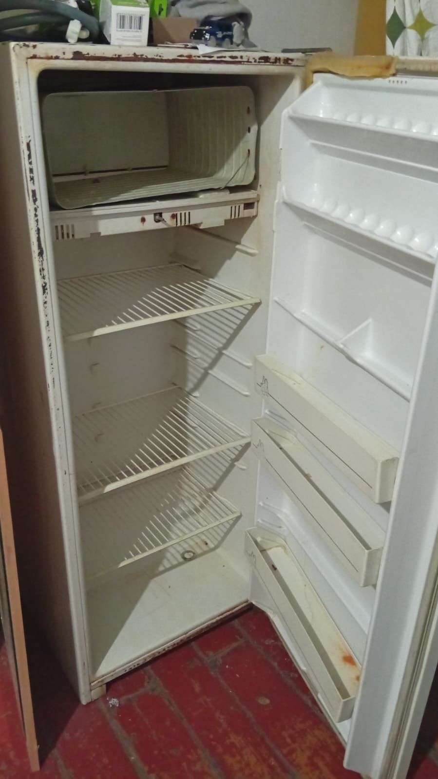 Продам рабочии холодильник