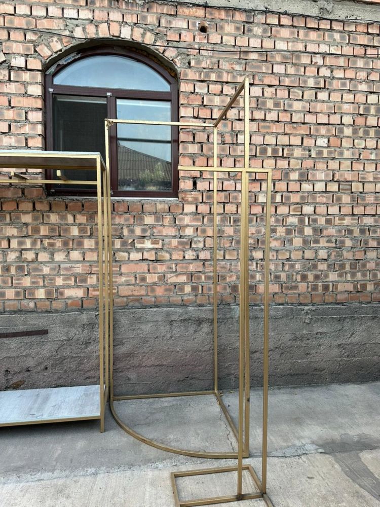 Стенды для одежды и лаундж