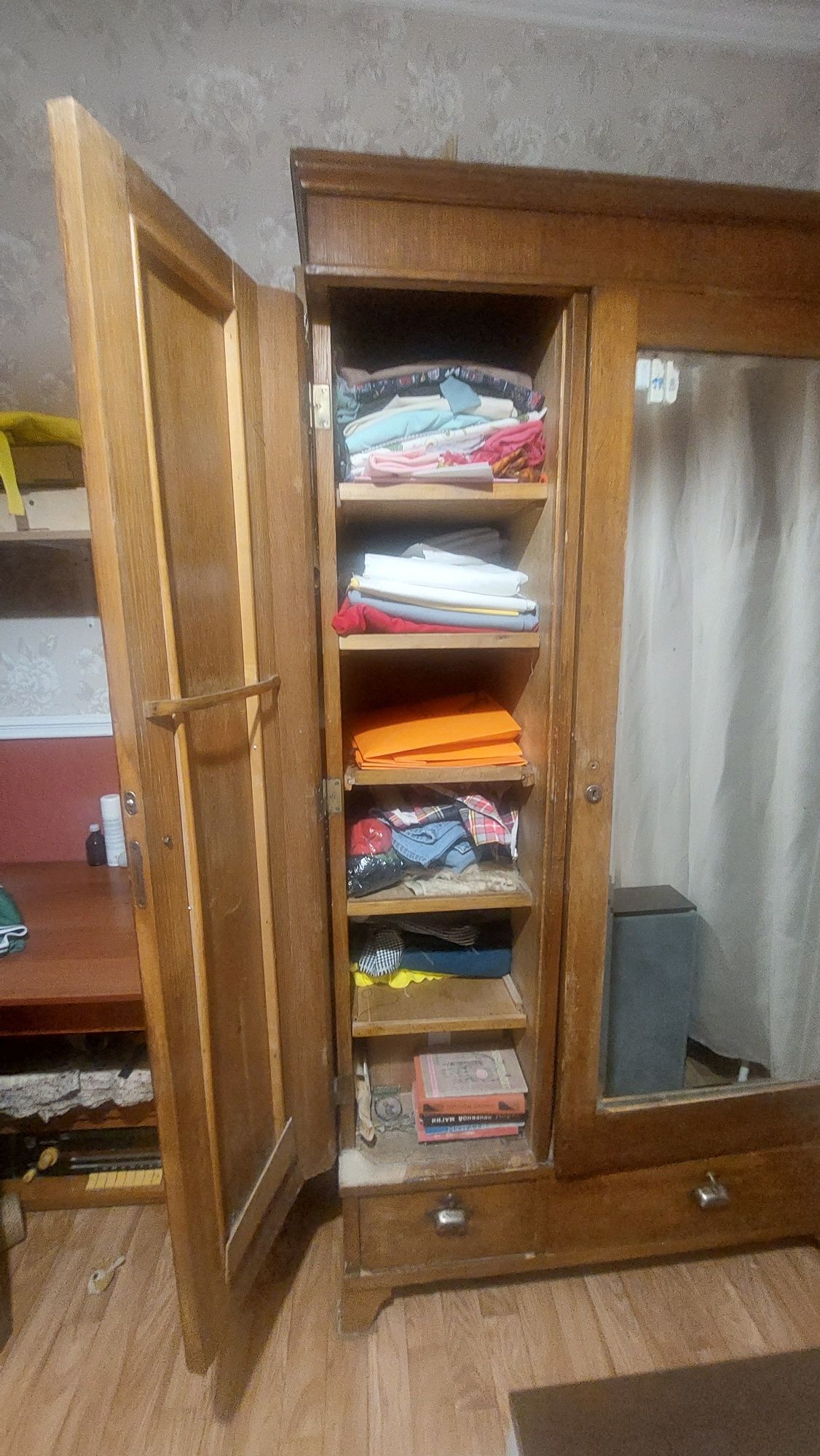 Продам старинный шкаф, Высота 197, ширина 110, глубина  60