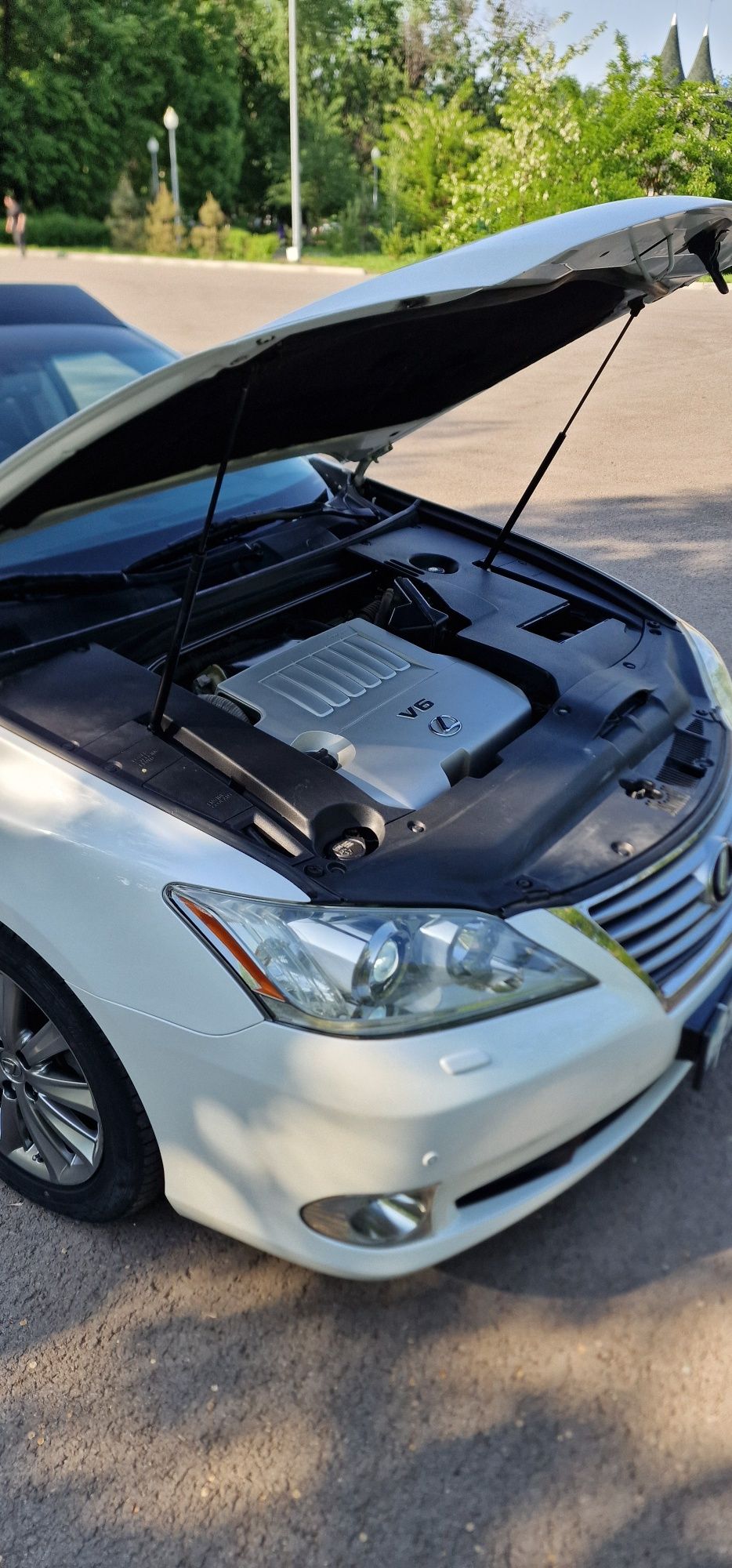 Продается Lexus ES 350 год выпуска 2011  с панорамной крышей