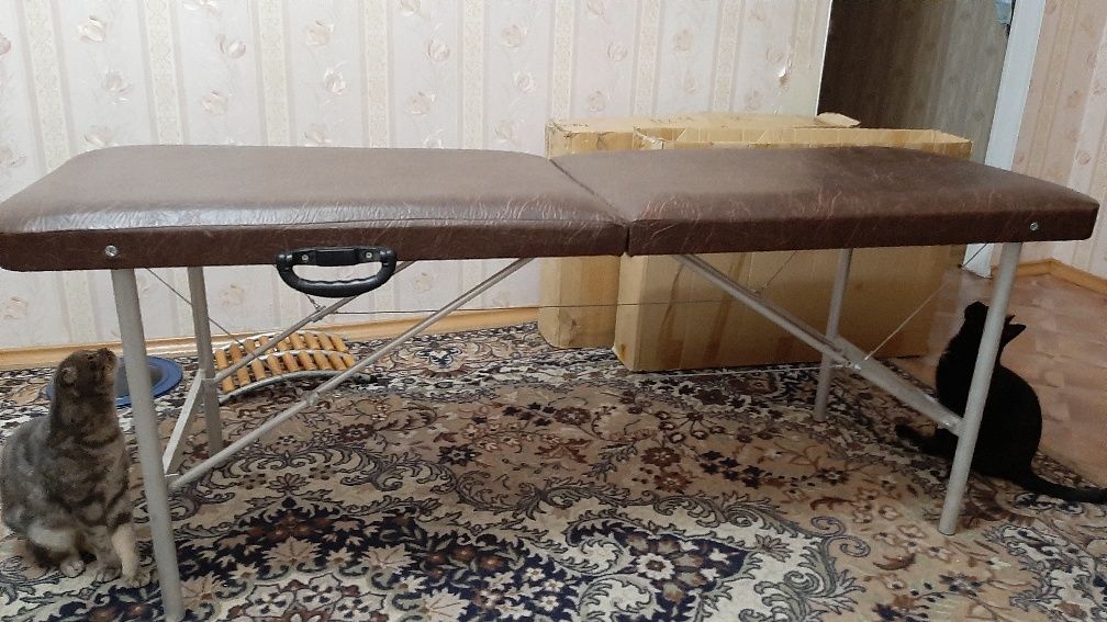 Кушетка , подходит для наращивания ресниц , а также для массажа.