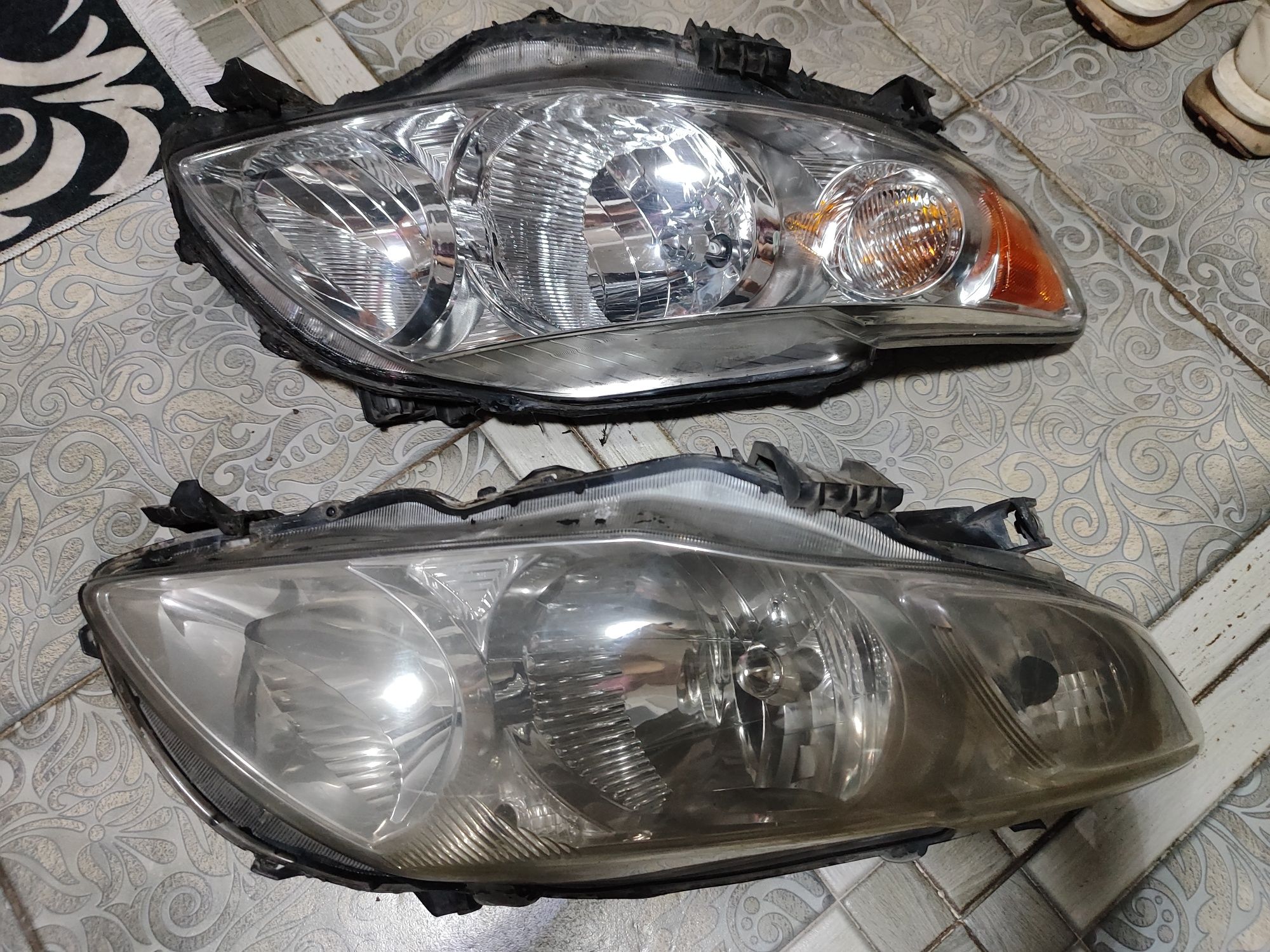 Продам правую фару на  Toyota Corolla оригинал