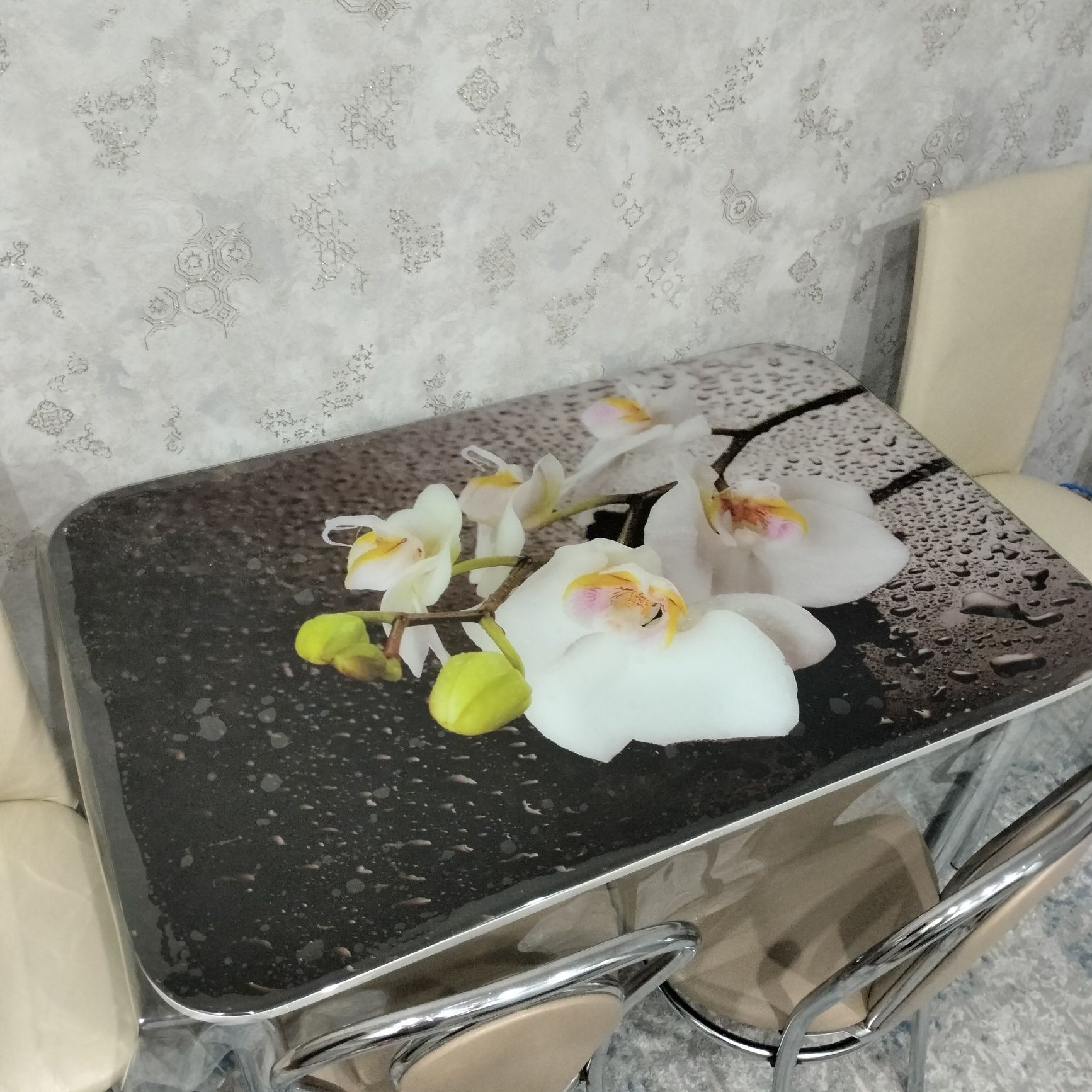 Стеклянный стол с рисунком