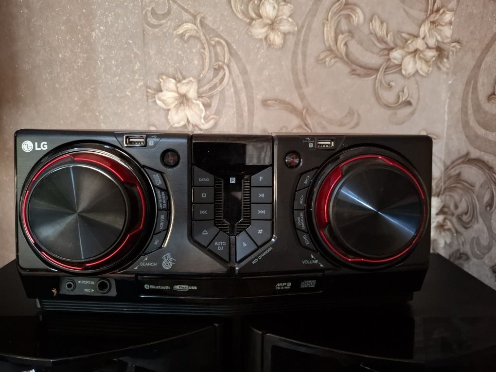 Продам "Музыкальный центр " LG