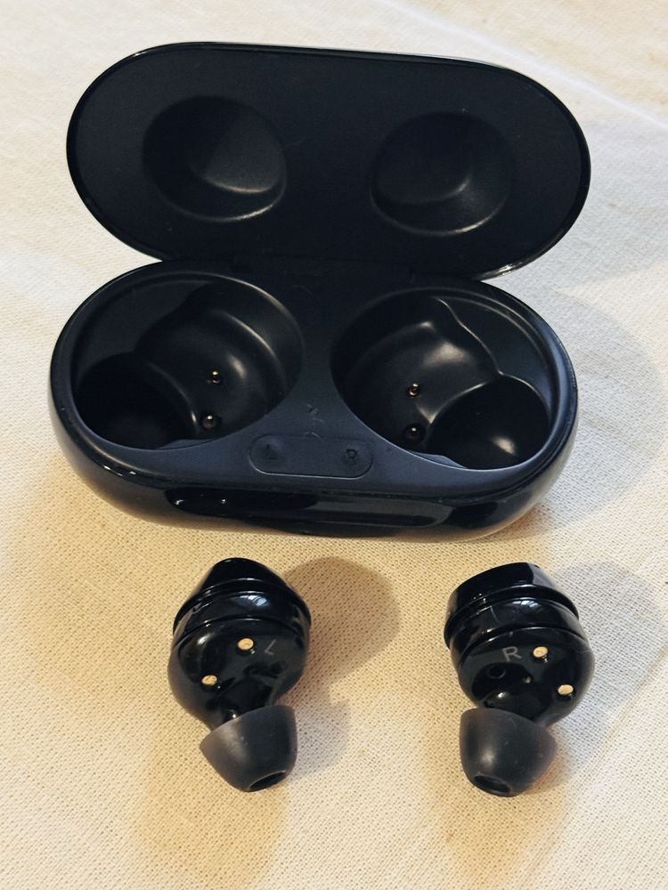 Продам беспроводные наушники samsung galaxy buds