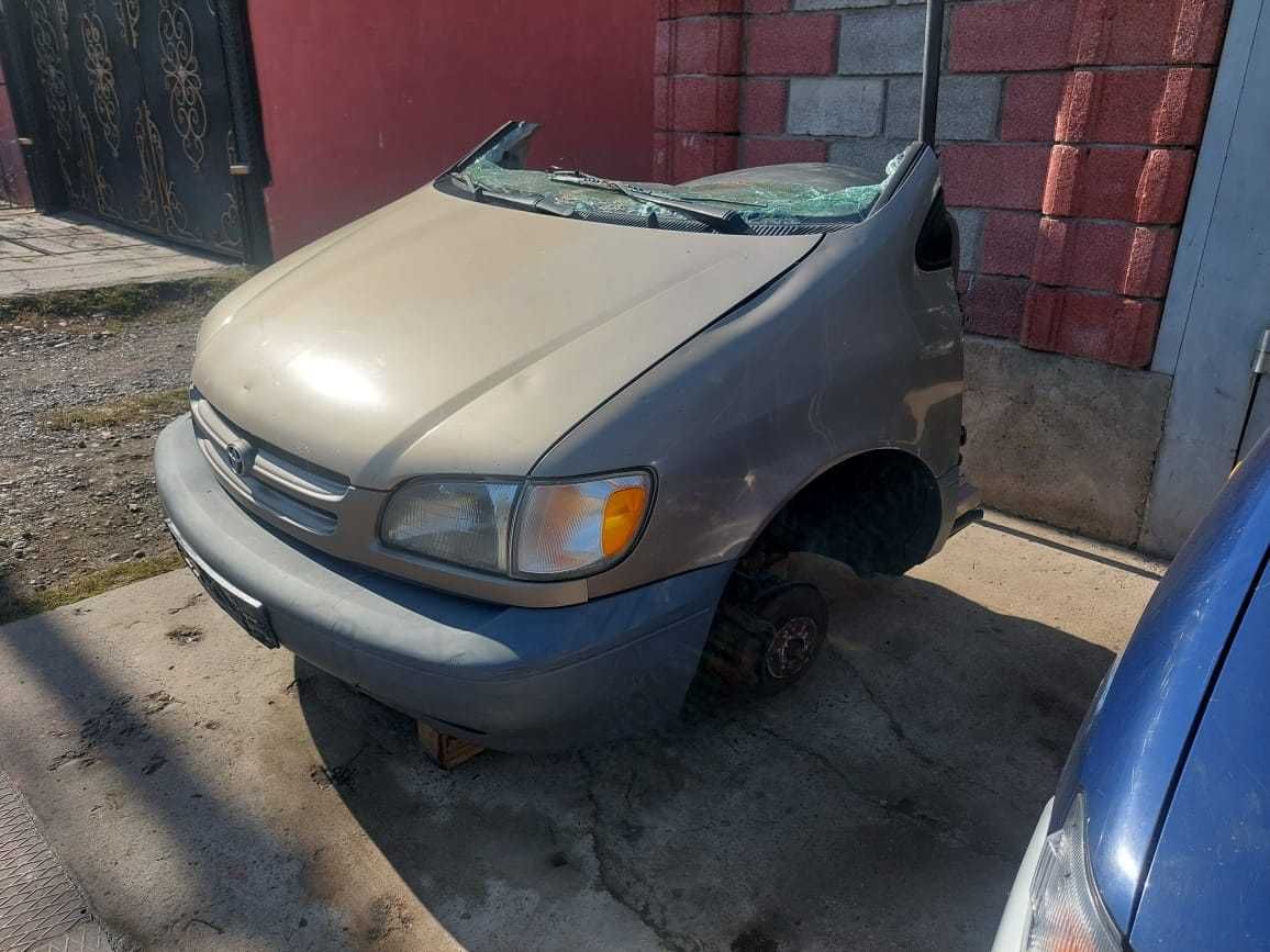Запчасти по кузову на Toyota Cienna