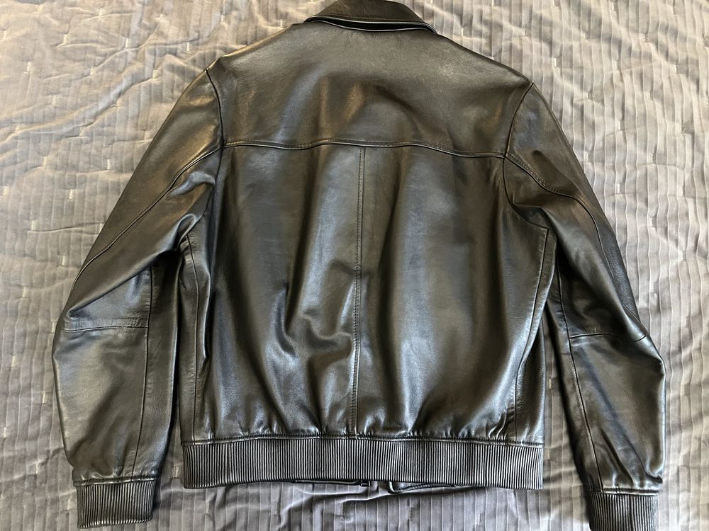 Кожанная куртка от Hugo Boss.