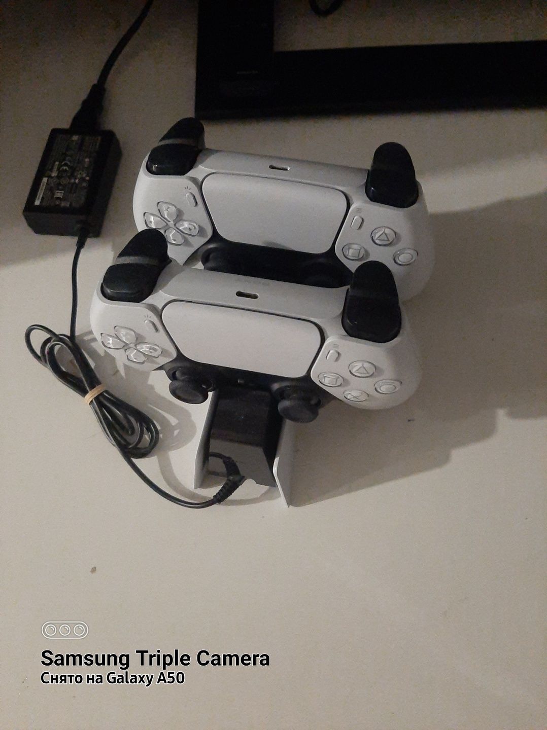 Продам PS 5  новая с зарядкой и 2 джостика, обмен не предлагать.
