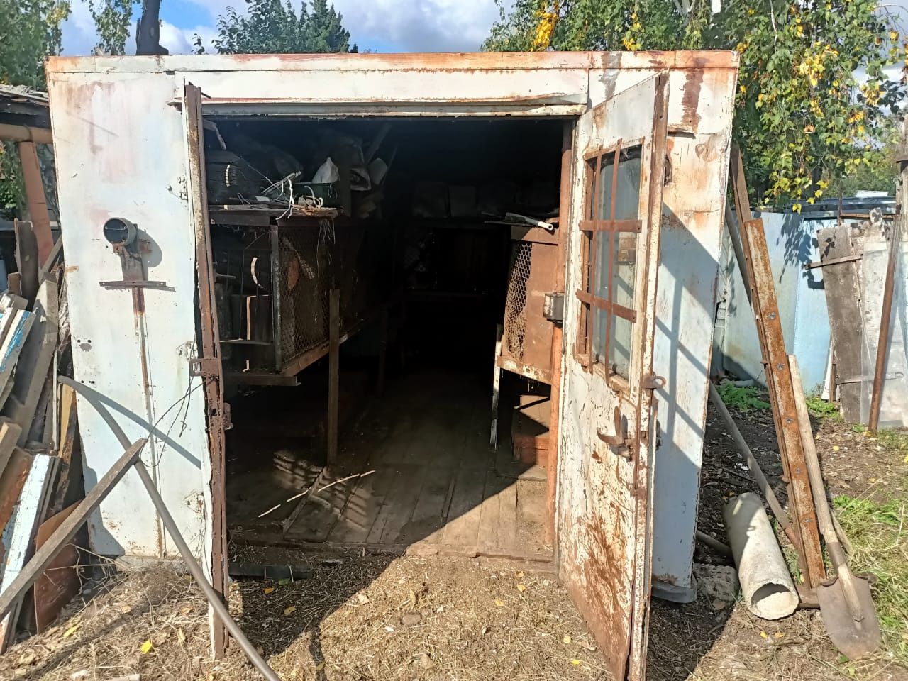Срочно продам будку с закрывающимися дверьми.. Очень удобна в применен