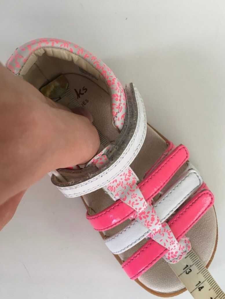 Босоножки, сандалии на девочку Clarks. Новые.