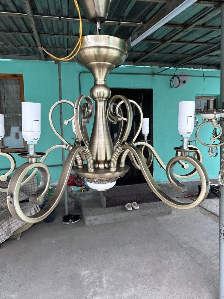 Продам две люстры .
