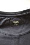 Черная футболка Fendi с кожаными глазами.
