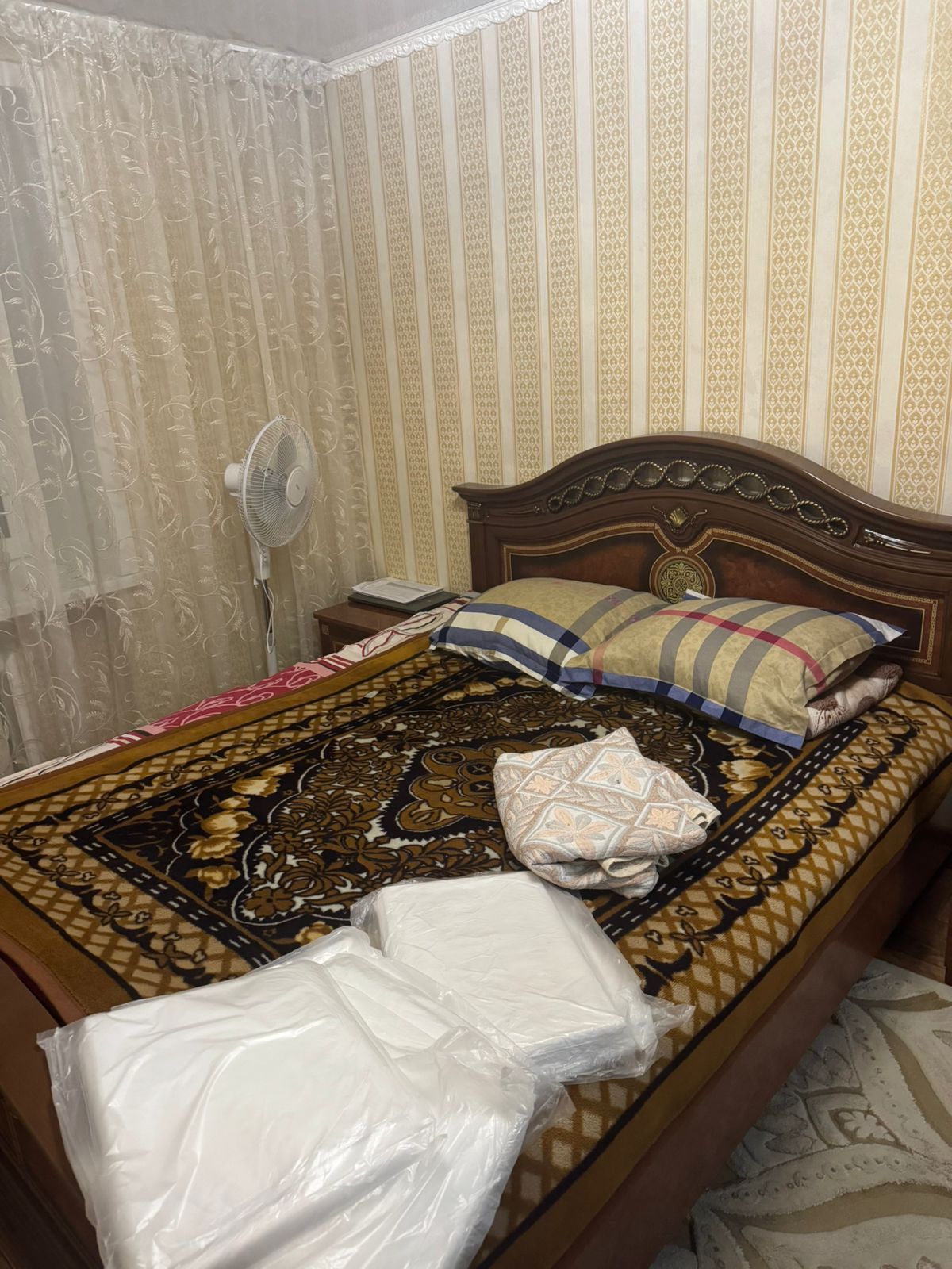 Продам спальный  гарнитур из пяти предметов б/у 3 года за 250 000тысяч