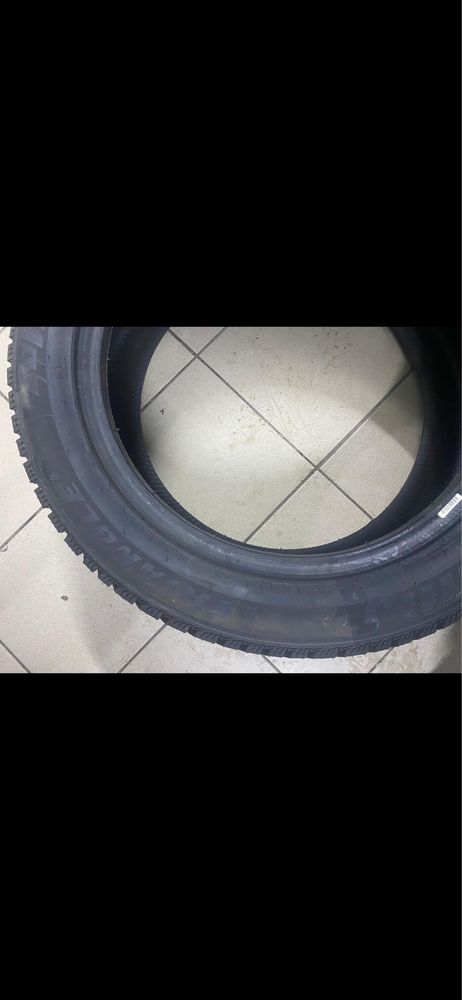 Продам зимнюю резину/шипы/235/55/19/автошины