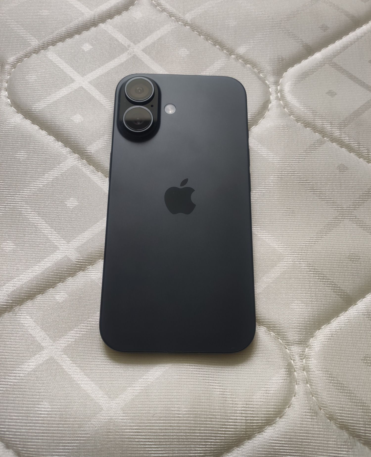 iPhone 16 черный 8/128GB
