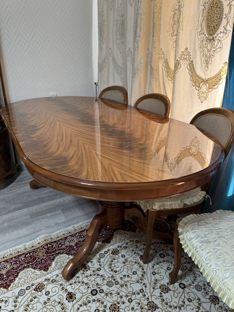 Стол, стулья, стенка, журнальный столик